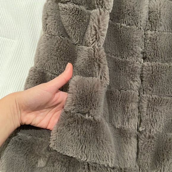 Faux fur vest - Picture 4 of 4